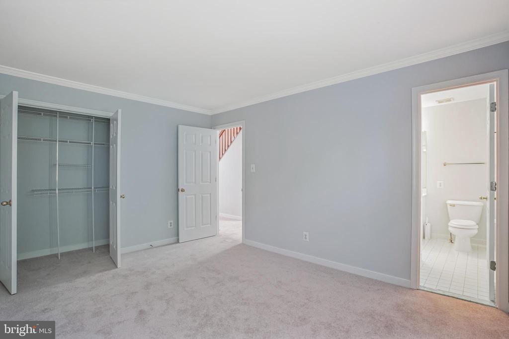 3818 WHITE POST COURT
