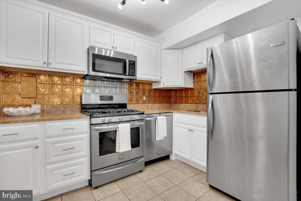 5904 MAYFLOWER COURT