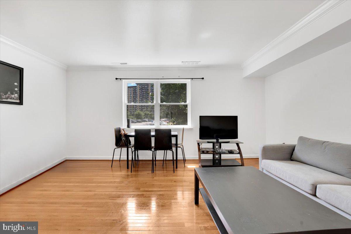 5904 MAYFLOWER COURT