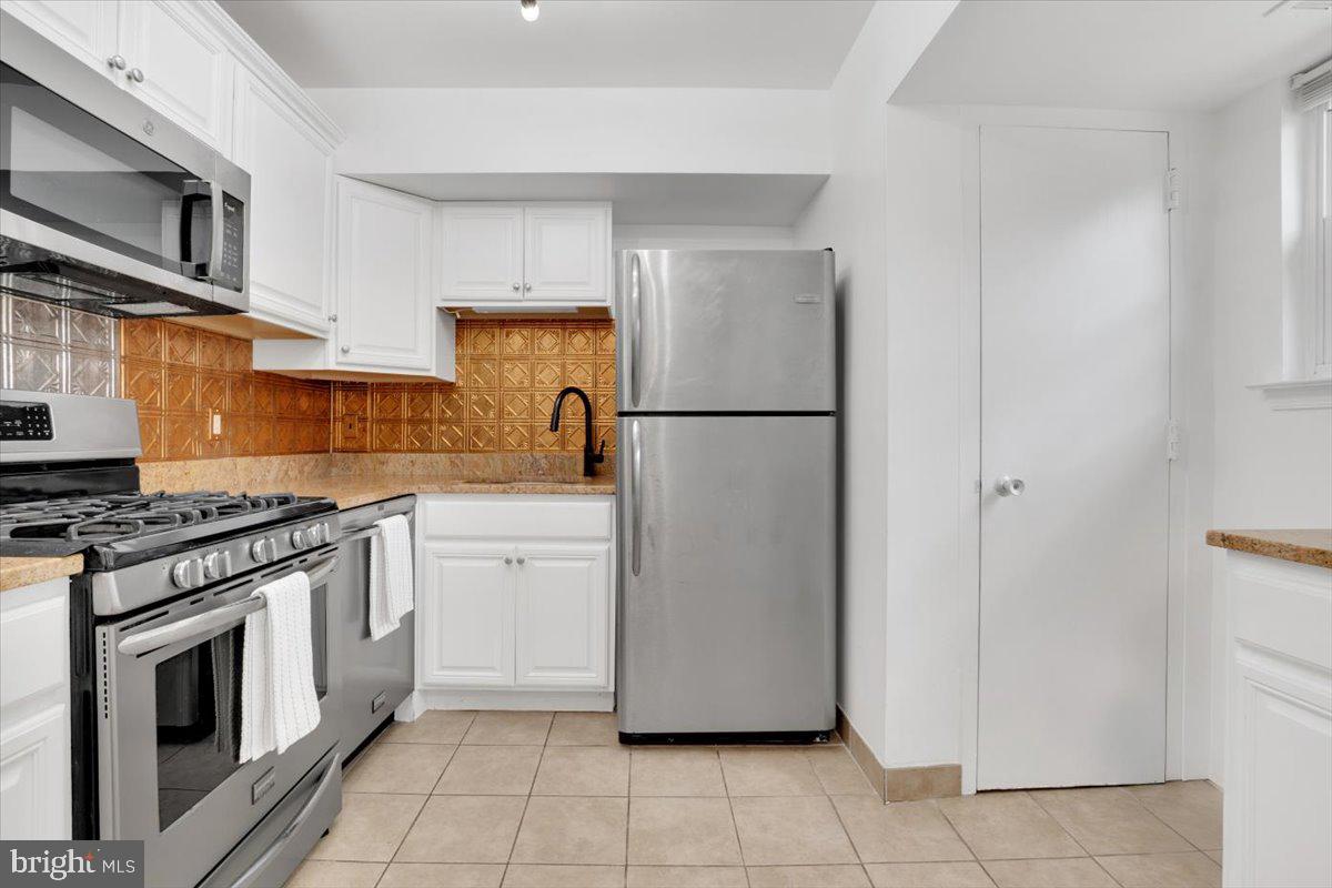 5904 MAYFLOWER COURT