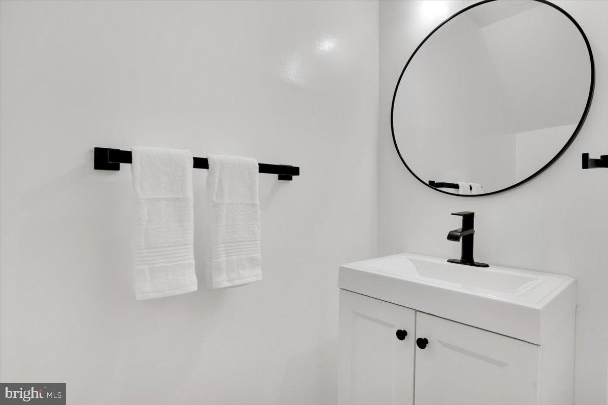 5904 MAYFLOWER COURT