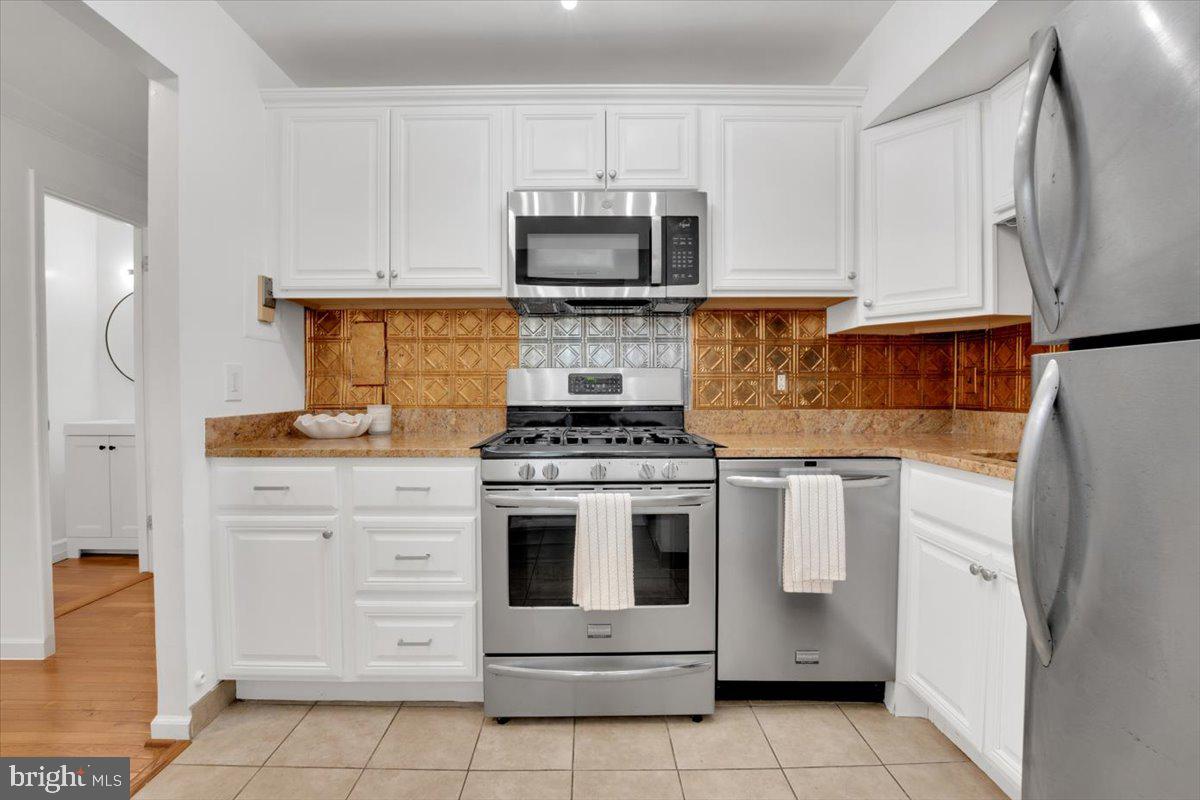 5904 MAYFLOWER COURT