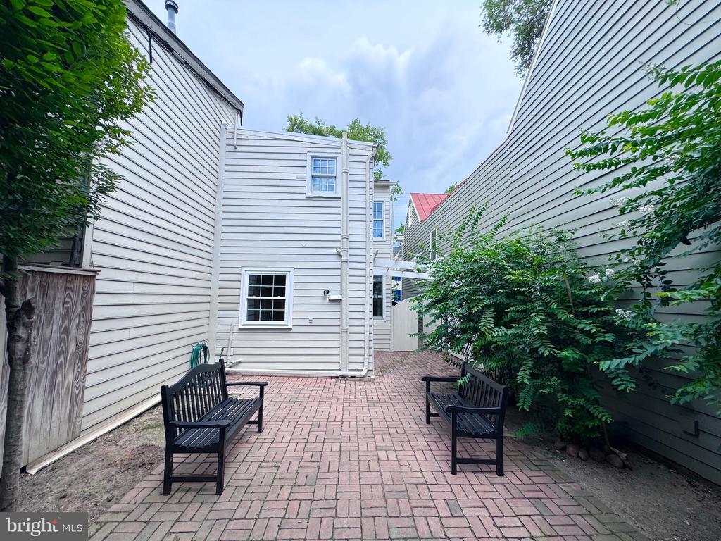 210 GIBBON STREET