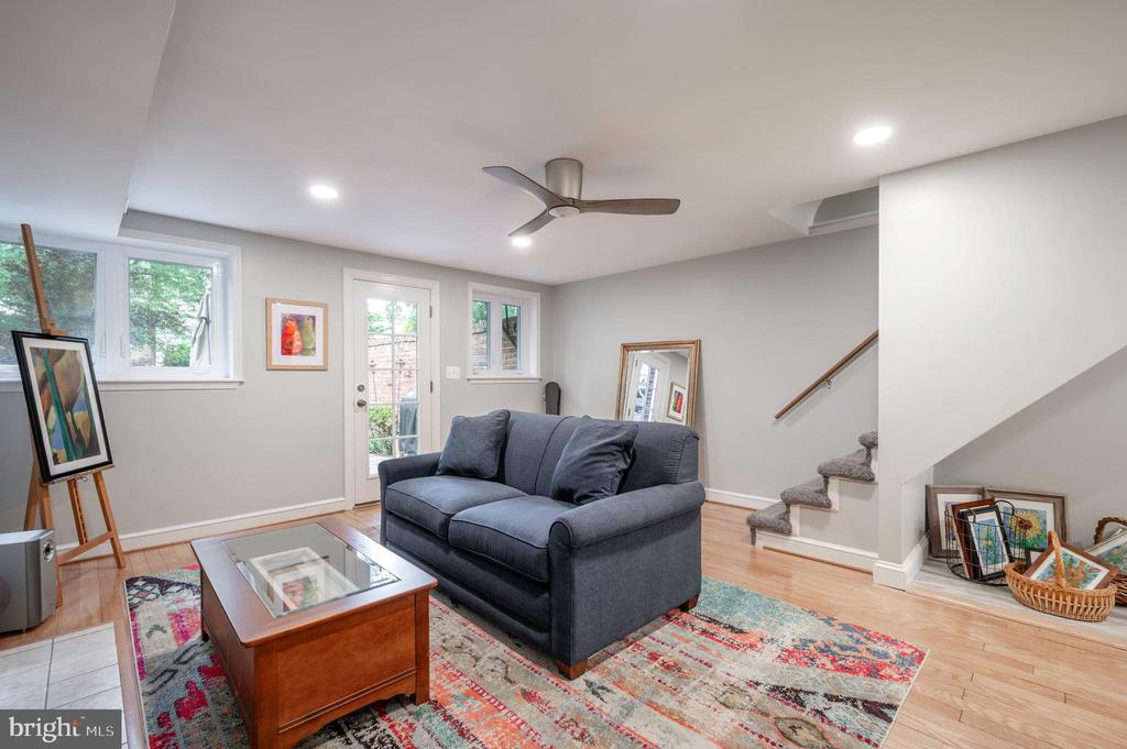 827 S FAIRFAX STREET