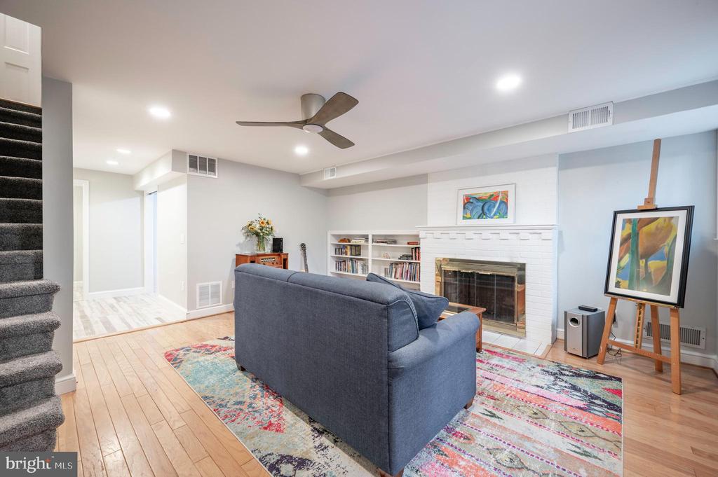 827 S FAIRFAX STREET