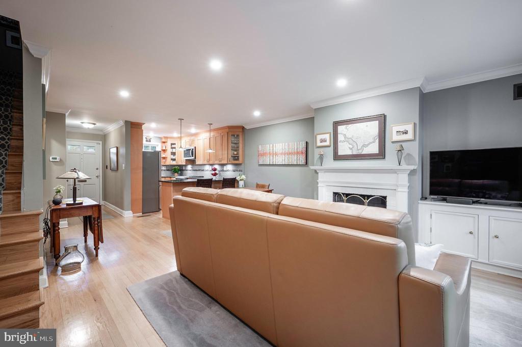 827 S FAIRFAX STREET