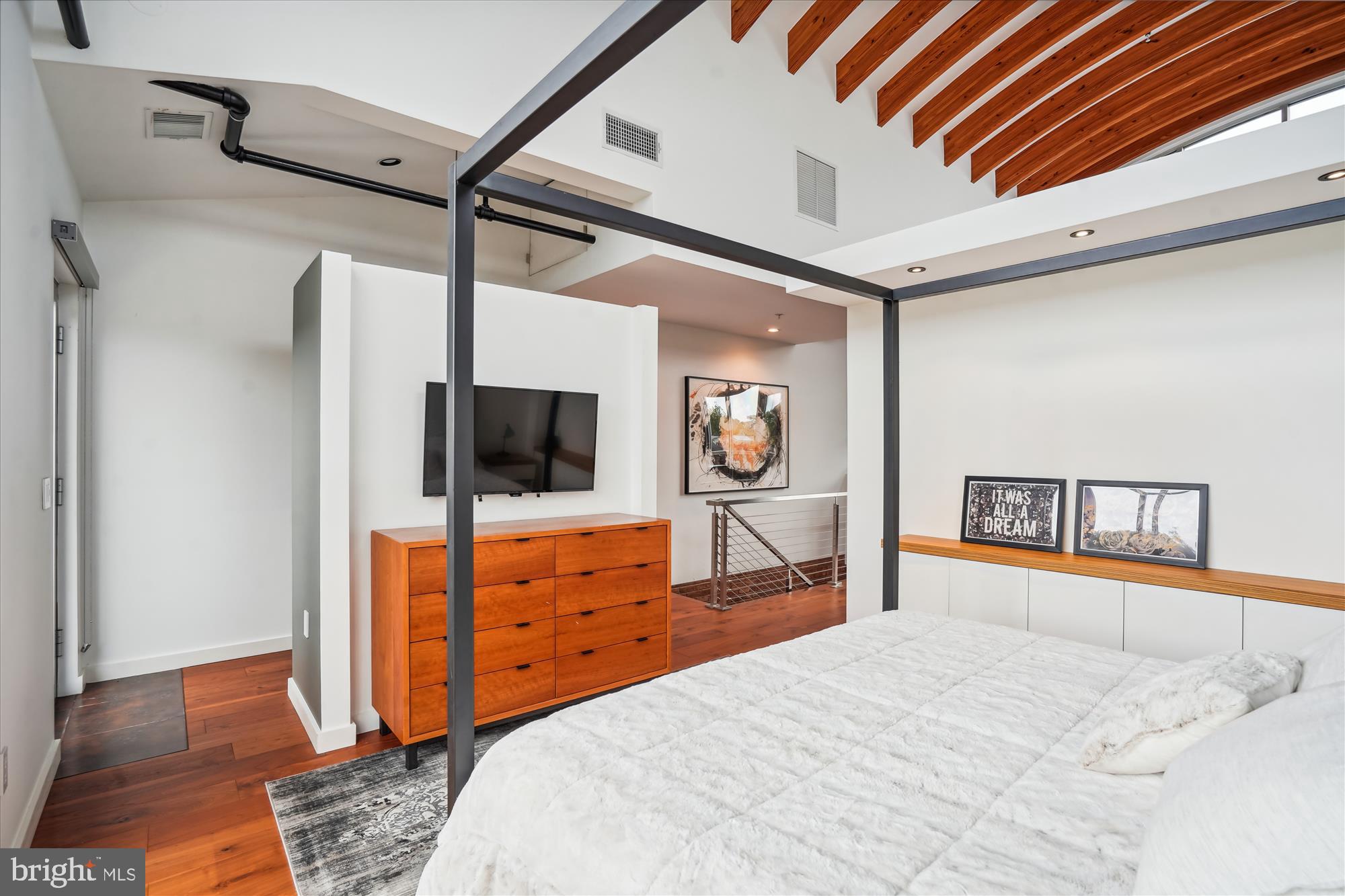 2713 MOUNT VERNON AVENUE