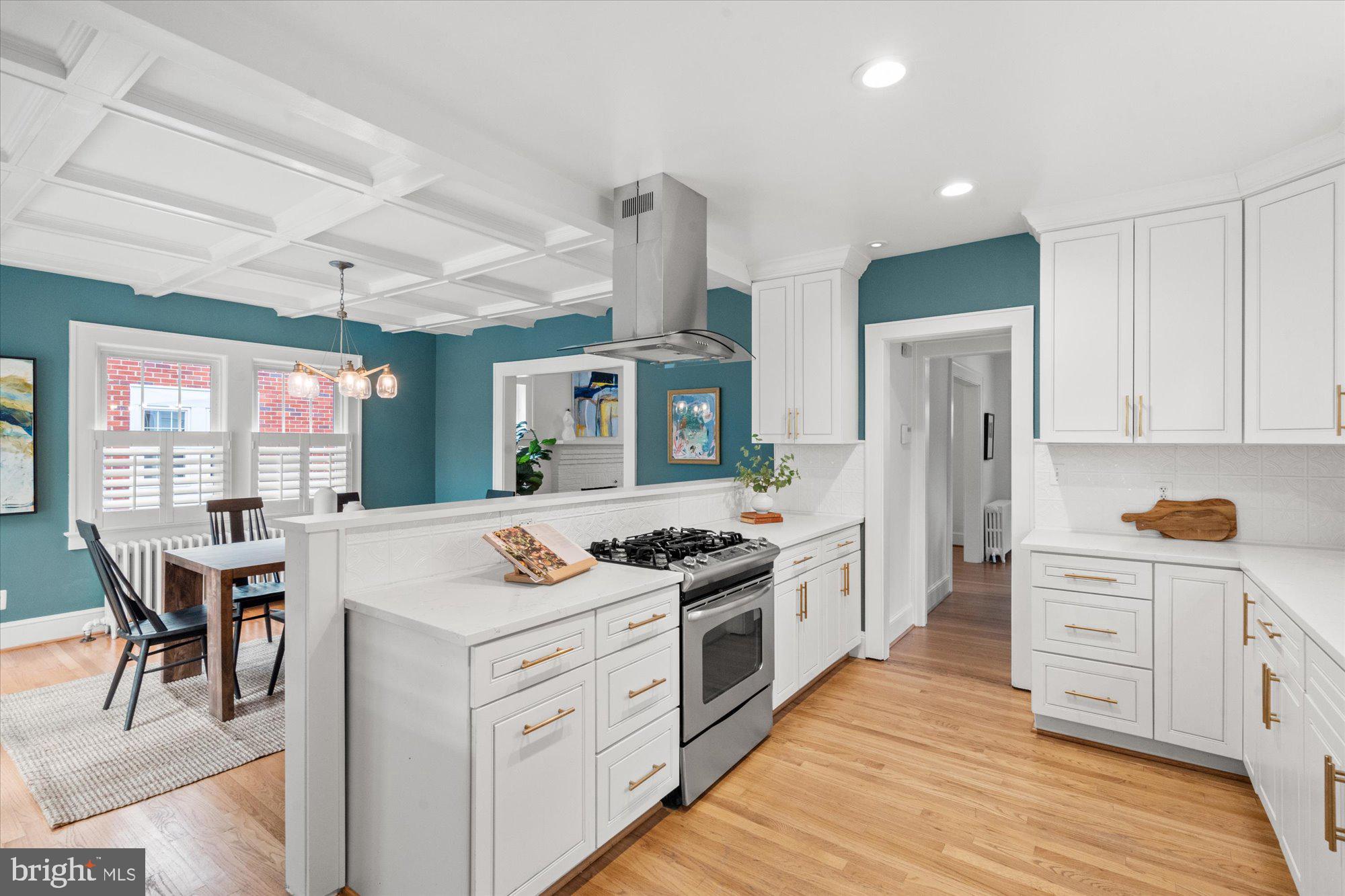 107 W LURAY AVENUE