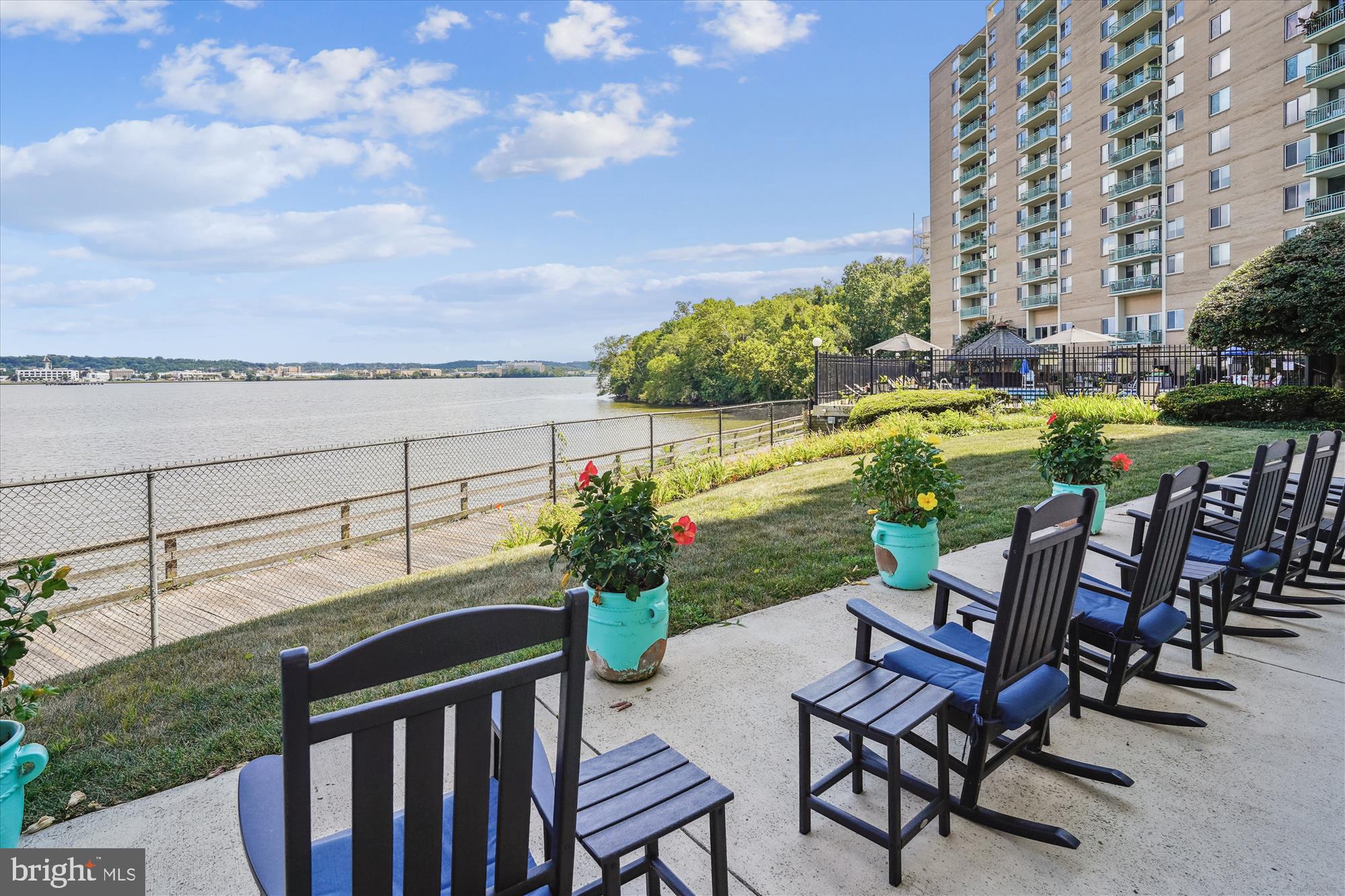 501 SLATERS LANE 212