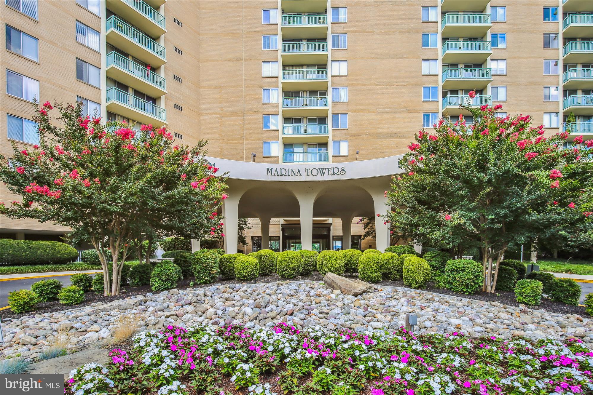 501 SLATERS LANE 212