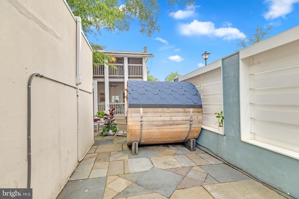 909 PENDLETON STREET