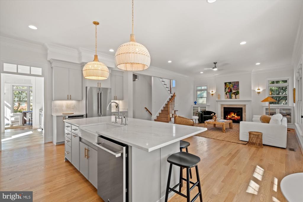 604 CRESTWOOD DRIVE