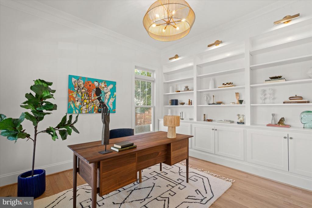 604 CRESTWOOD DRIVE