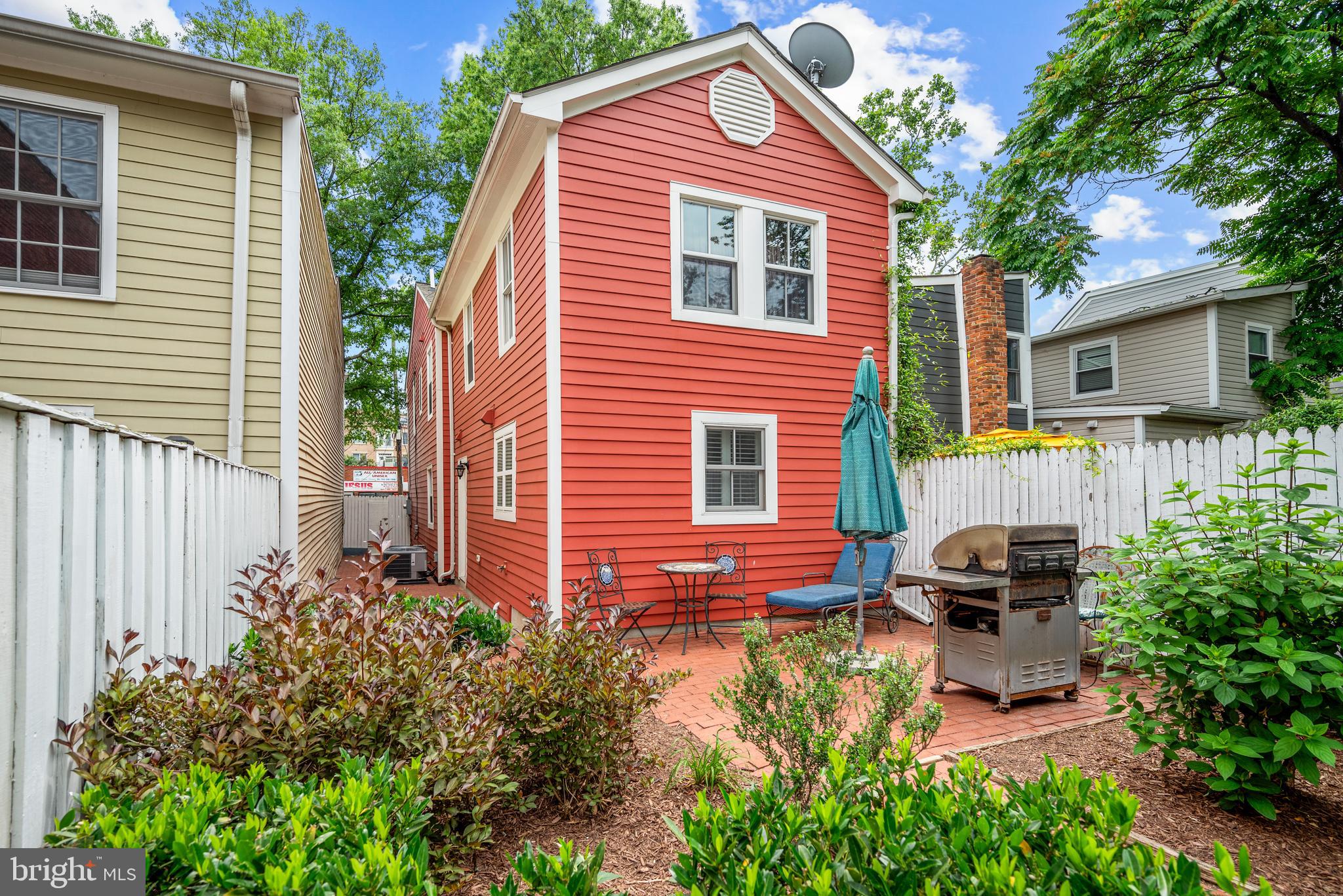 1107 QUEEN STREET