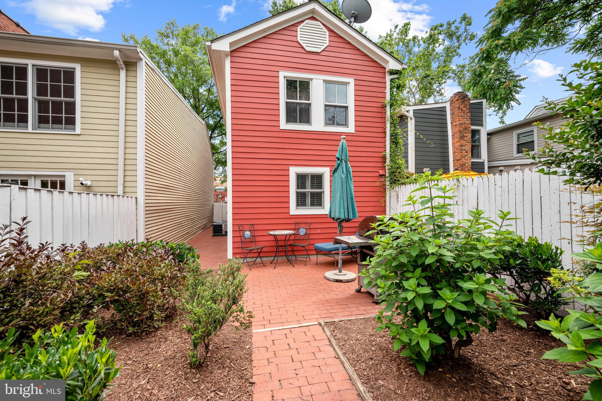 1107 QUEEN STREET