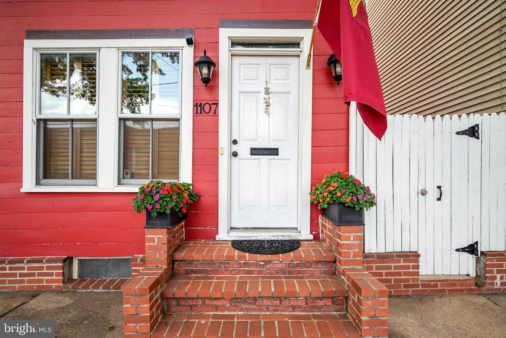 1107 QUEEN STREET