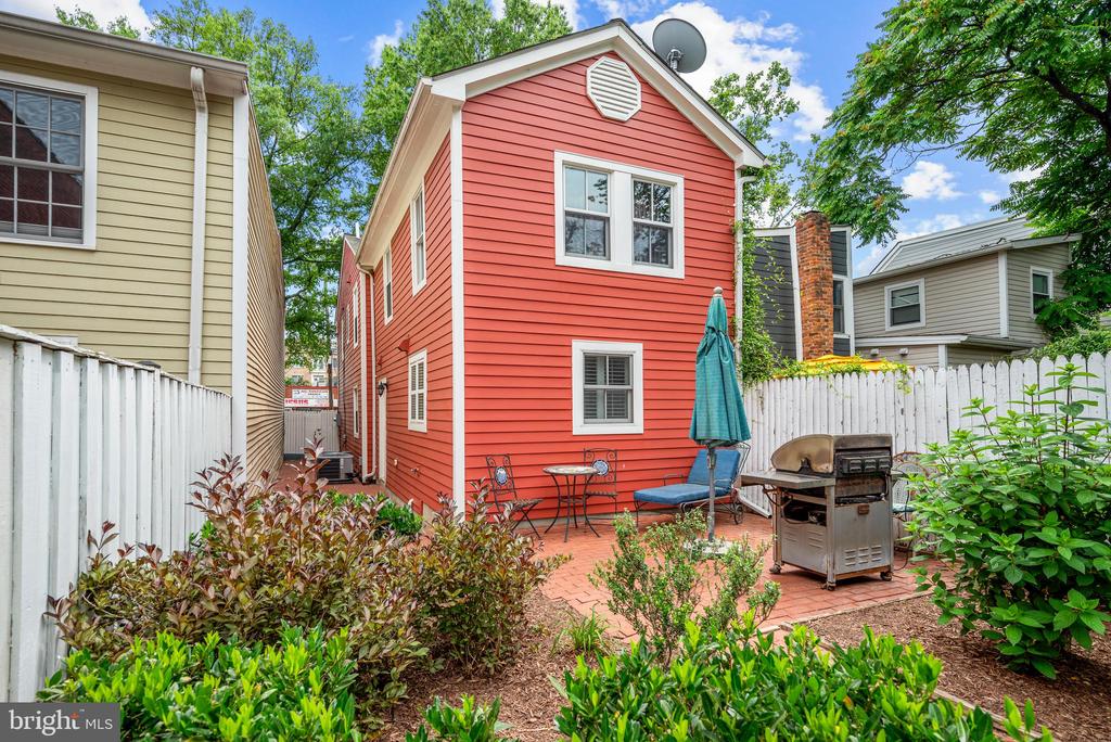 1107 QUEEN STREET