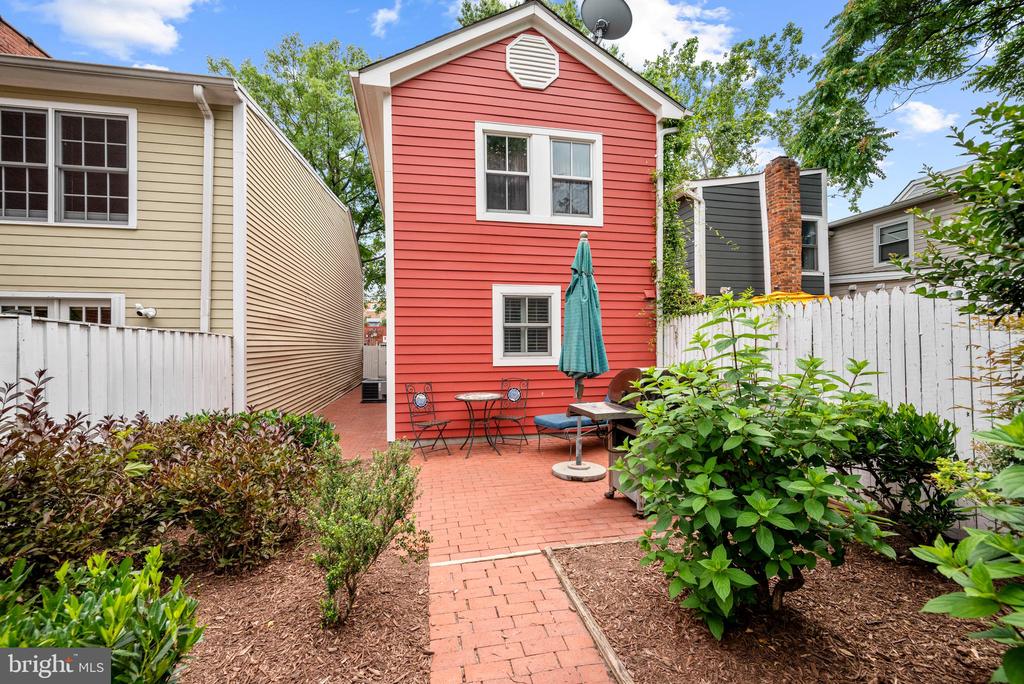 1107 QUEEN STREET