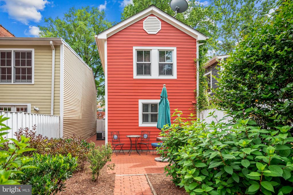 1107 QUEEN STREET