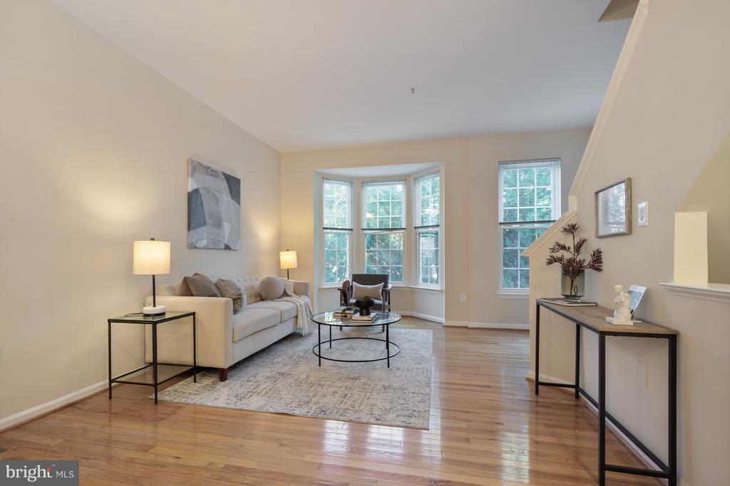 5818 COWLING COURT