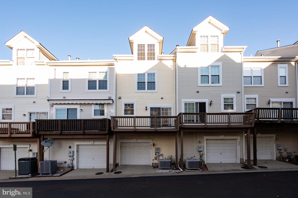 5818 COWLING COURT