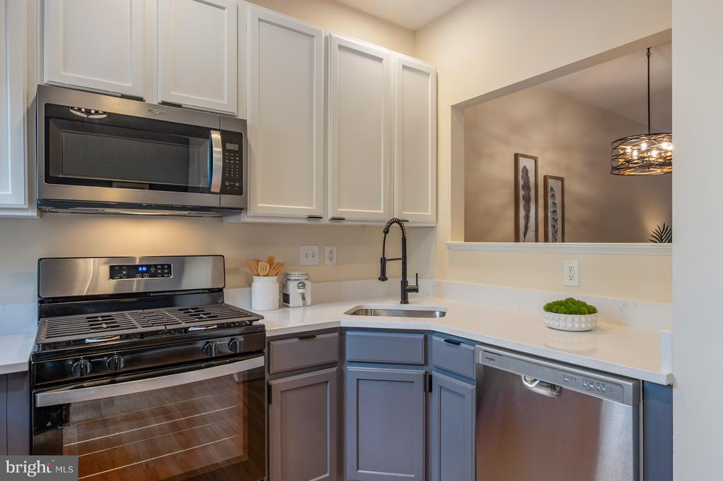 5818 COWLING COURT
