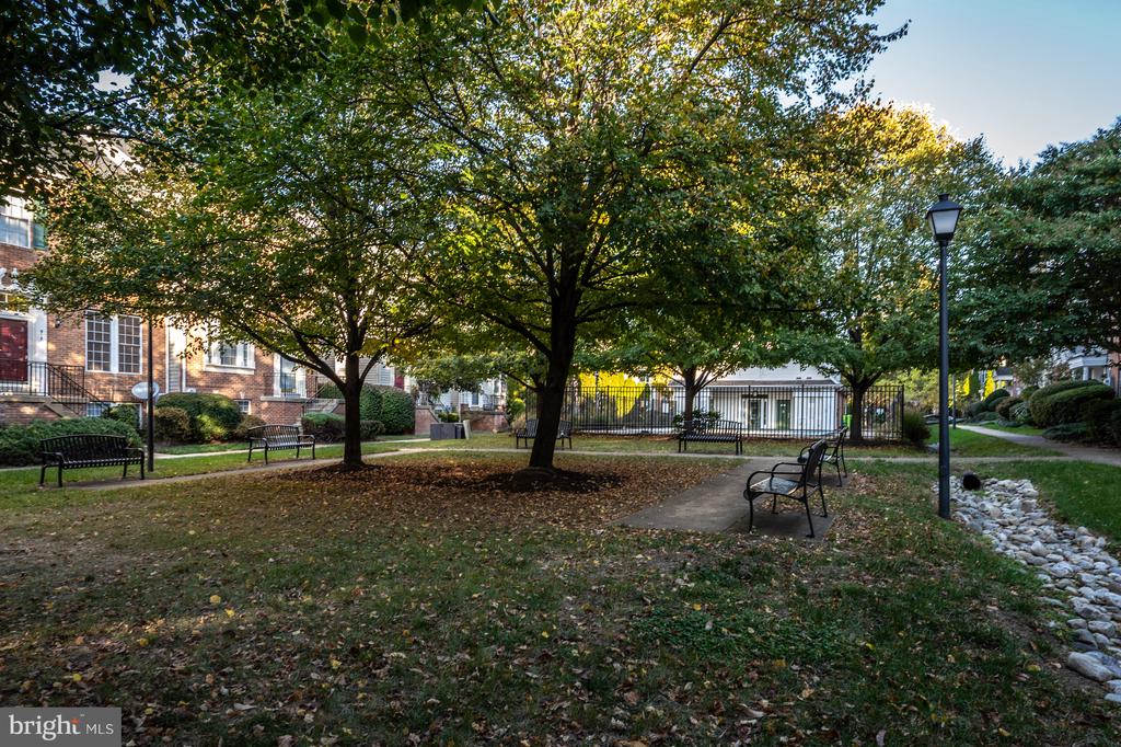 5818 COWLING COURT
