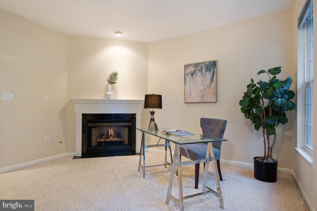 5818 COWLING COURT