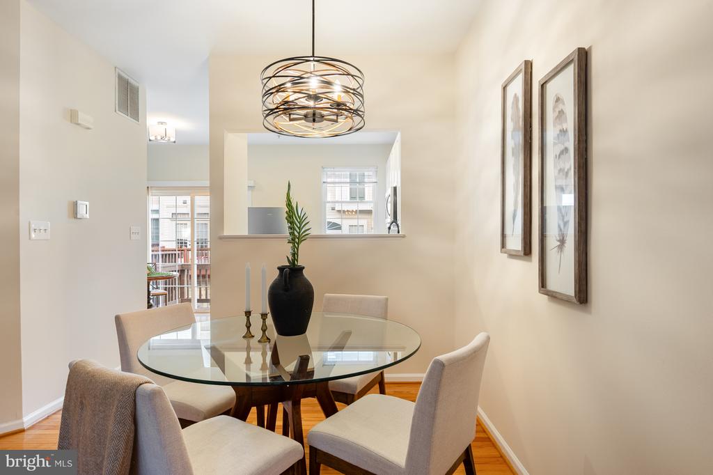 5818 COWLING COURT
