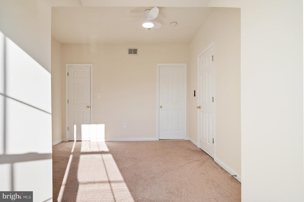 5818 COWLING COURT