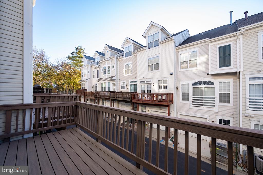 5818 COWLING COURT
