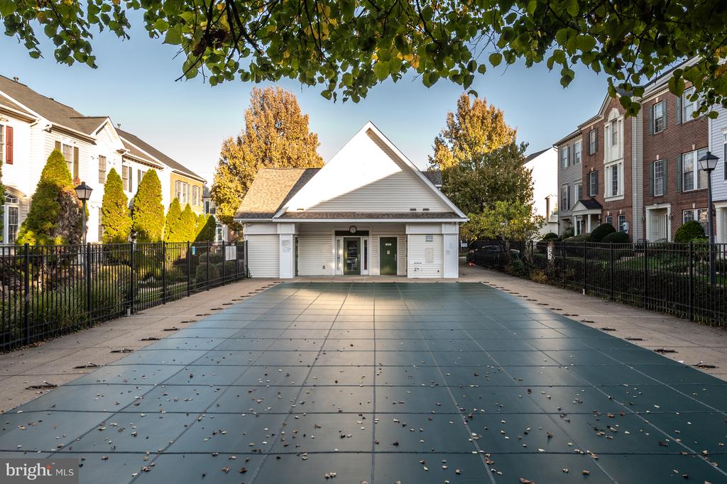 5818 COWLING COURT