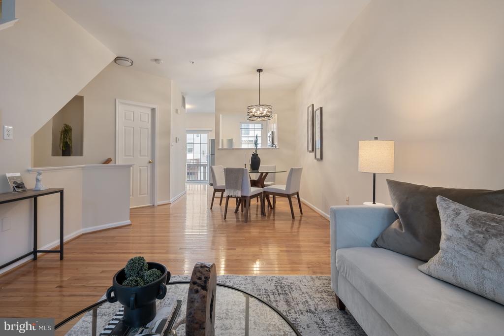 5818 COWLING COURT