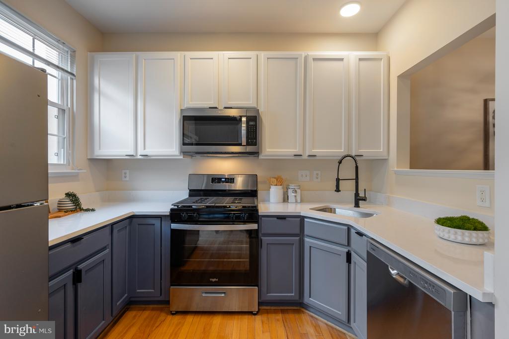 5818 COWLING COURT