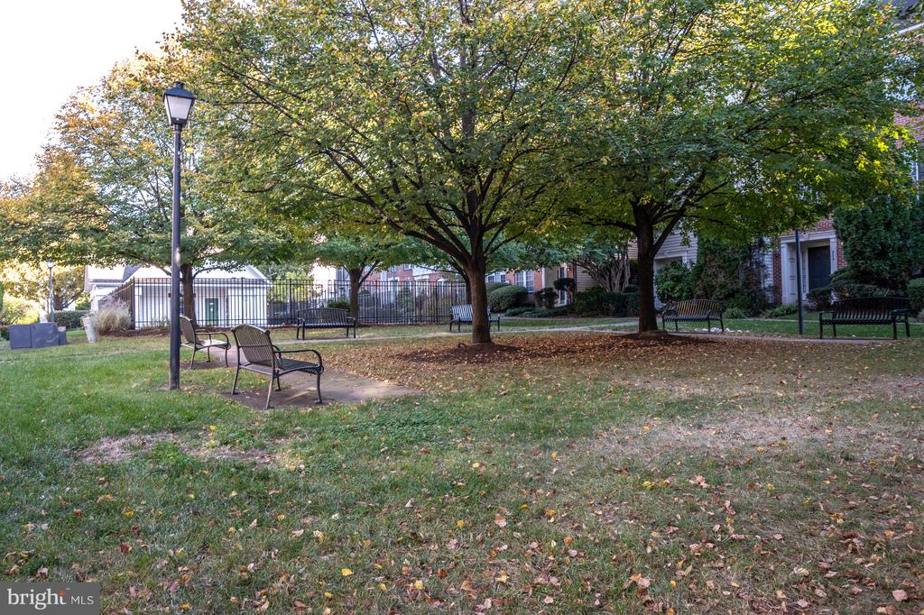 5818 COWLING COURT