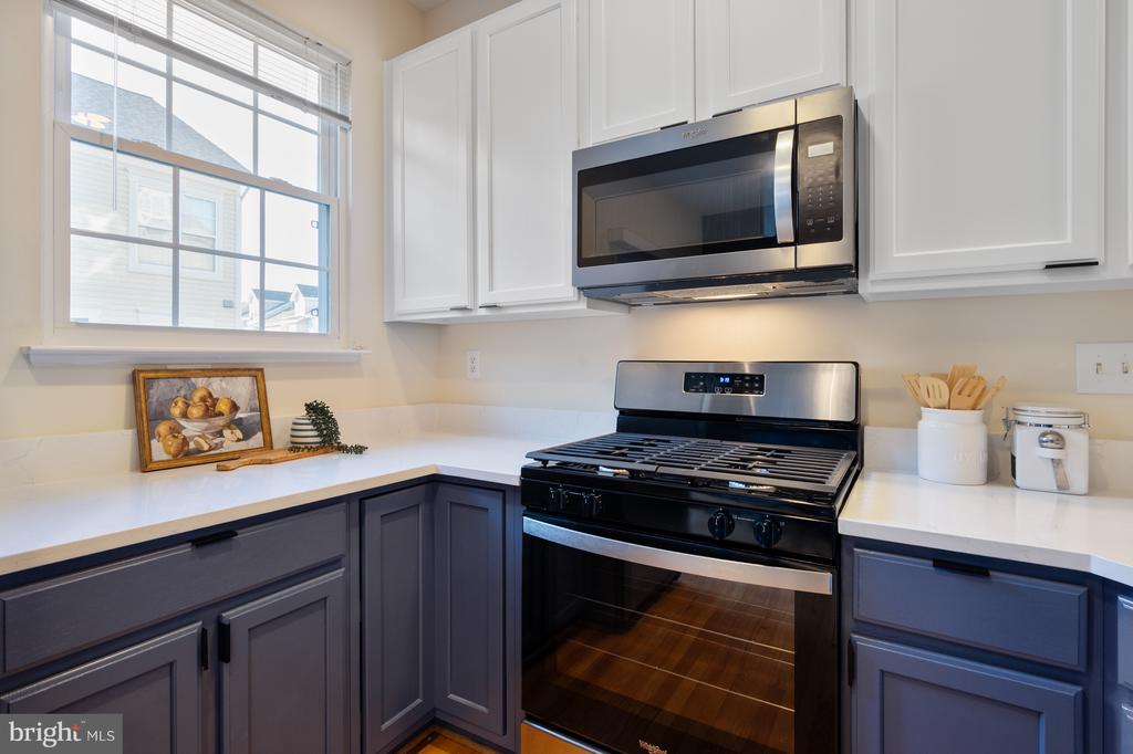 5818 COWLING COURT