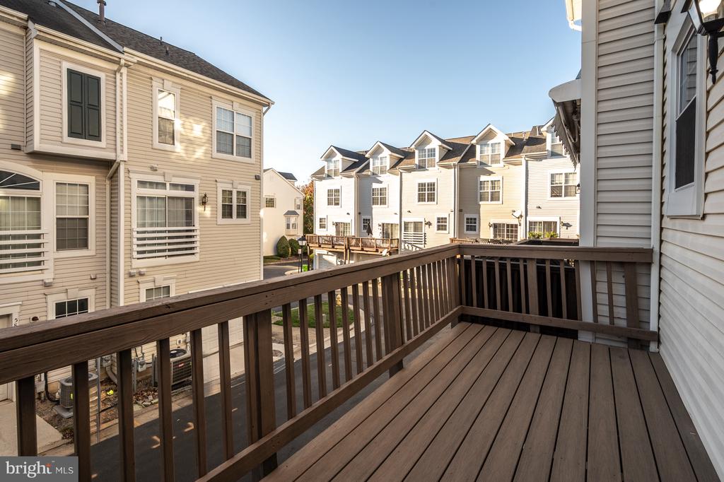 5818 COWLING COURT