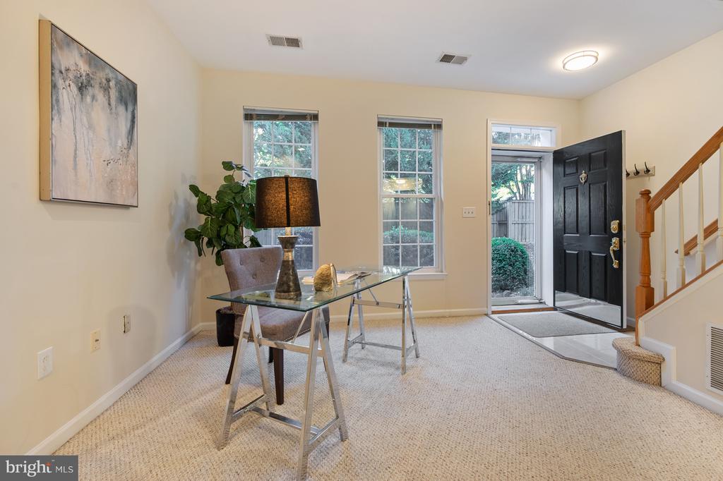 5818 COWLING COURT