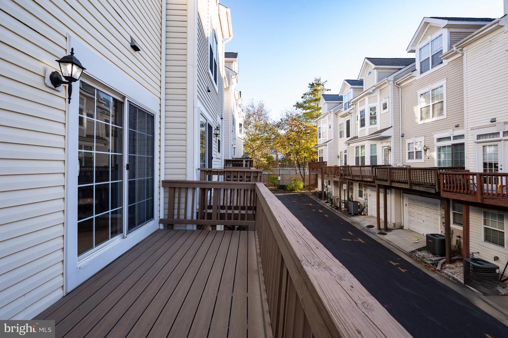5818 COWLING COURT