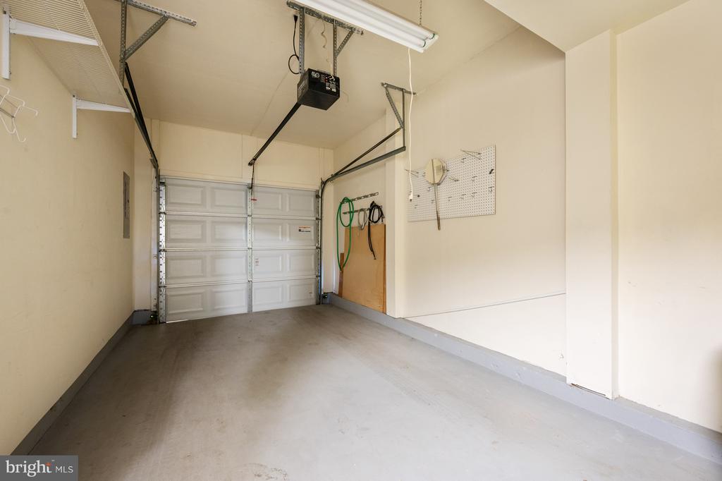 5818 COWLING COURT