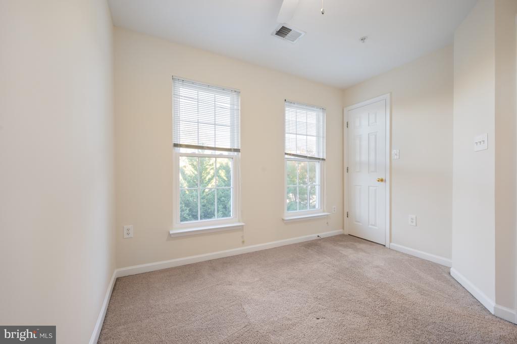 5818 COWLING COURT