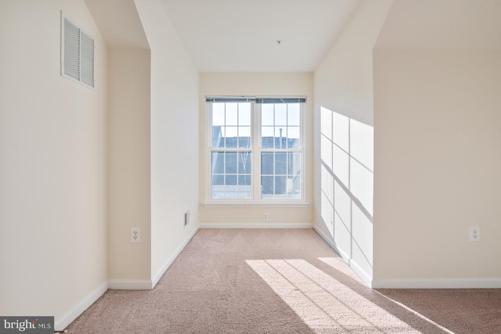 5818 COWLING COURT