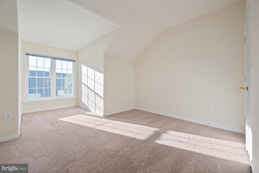 5818 COWLING COURT