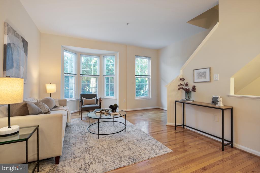 5818 COWLING COURT