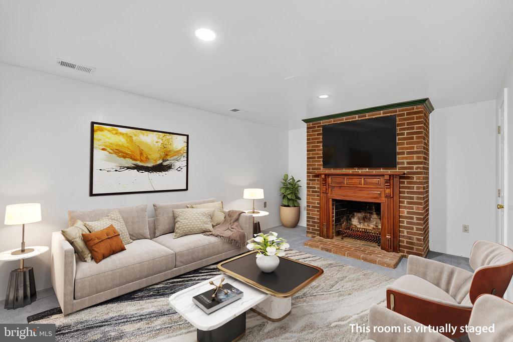 700 W ABINGDON COURT
