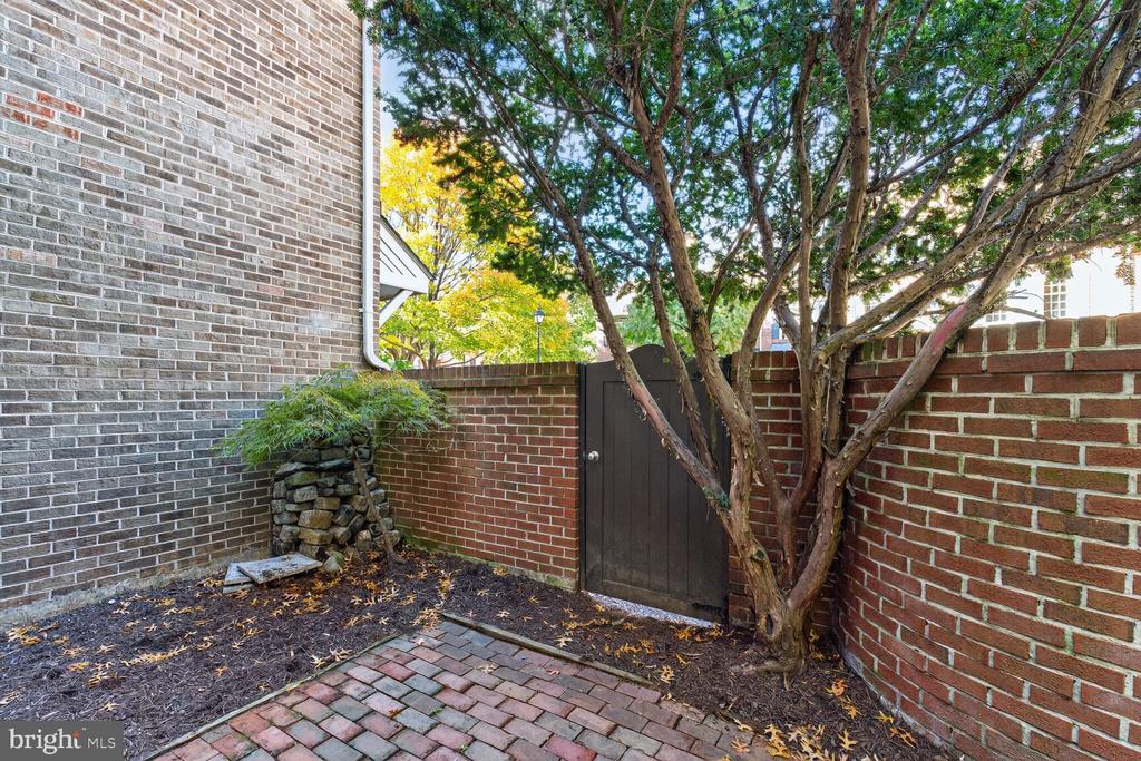 700 W ABINGDON COURT