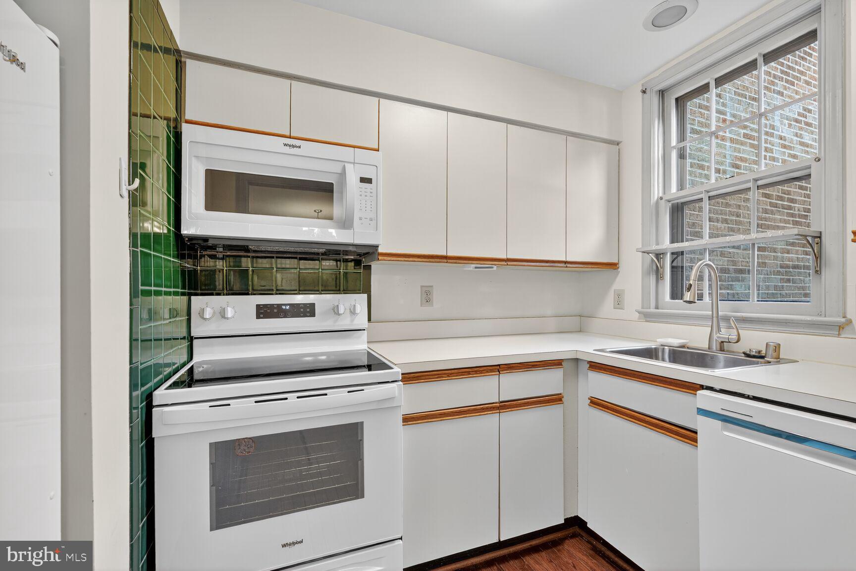 700 W ABINGDON COURT