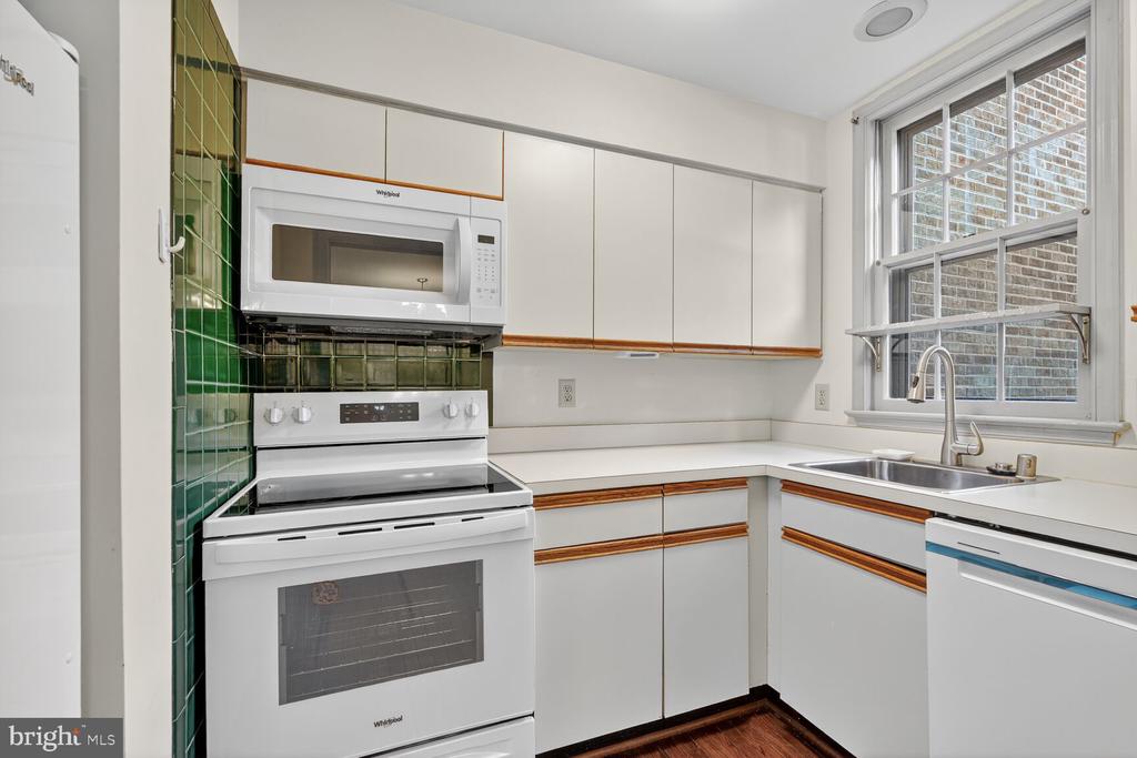 700 W ABINGDON COURT