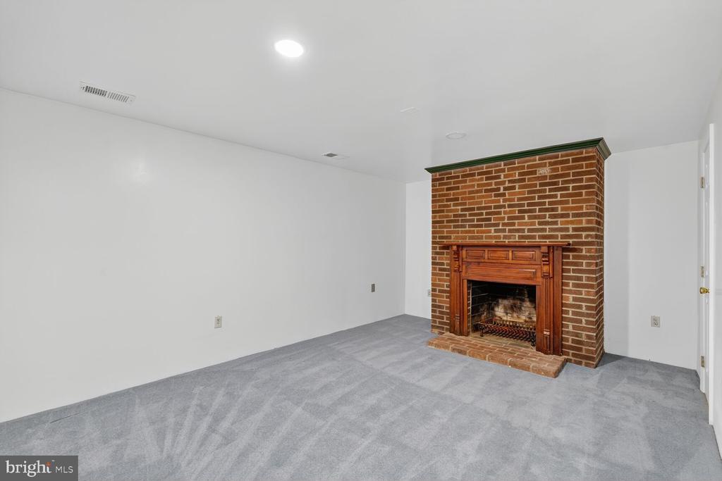 700 W ABINGDON COURT