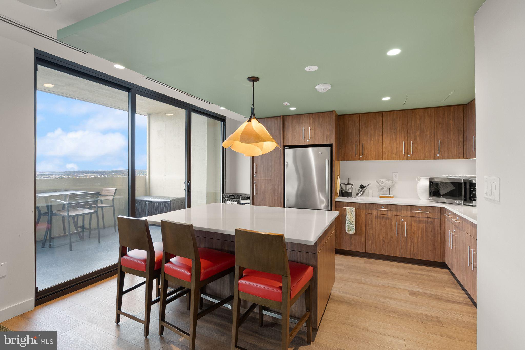 400 MADISON STREET 1008